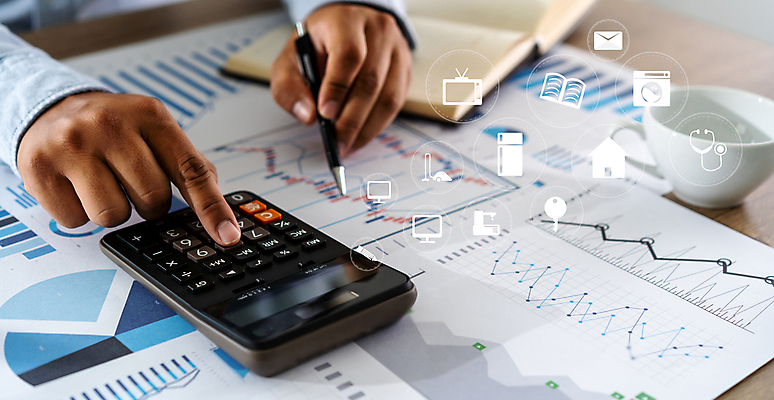 포토 JPG 해외이미지 손 돈 비즈니스 그래프 설계 사람 신체부위 금융 경제 컴퓨터 계산기 비즈니스맨 계산 분석 회계 계산서 세금 해외202008 해외포토 남자 컨셉 문구용품 전자제품 장비 직장인 재산 파일형식