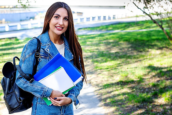 포토 JPG 해외이미지 백인 모델 학생 여자 얼굴 배낭 갈색머리 한명 미소 사람 10대 책 여름 긍정 스타일 해외202008 해외포토 서양인 1 헤어스타일 계절 컨셉 가방 청소년 표정 신체부위 파일형식