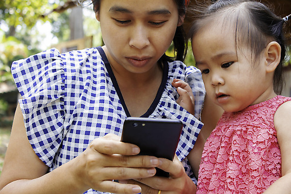 포토 JPG 해외이미지 백인 1 라이프스타일 공원 여자 교육 행복 얼굴 어린이 가족 자연 탁자 엄마 함께함 건강 사랑 사람 앉기 동양인 두명 초록색 스마트폰 핸드폰 흰색 표현 기다림 아빠 작음 쇼핑몰 주말 좋음 해외202008 해외포토 서양인 공공시설 감정 컬러 가구 컨셉 관계 모션 인종 생활 신체부위 전자제품 스마트기기 크기 생태계 파일형식