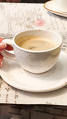 포토 JPG 해외이미지 손가락 실내 신체부위 커피잔 컵받침 카푸치노 해외202008 해외포토 손 커피 잔 사람 내부 받침대 파일형식