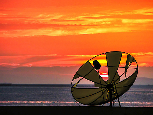 포토 JPG 해외이미지 접시 실루엣 산업 파도 바다 백그라운드 이동 인터넷 비즈니스 통신 하늘 모바일 추상 안테나 사람없음 가로 파란색 빛 글로벌 일출 디지털 텔레비전 어둠 일몰 새벽 장비 인공위성 도시 디스크 네트워크 전자레인지 역 야간 저녁 연결 무선전화기 속도 라디오 방송 획득 단절 블러 해외202008 해외포토 자연요소 식기 컬러 컨셉 무늬 교통시설 촬영기법 전자제품 노을 가전제품 레인지 질병 전화기 파일형식