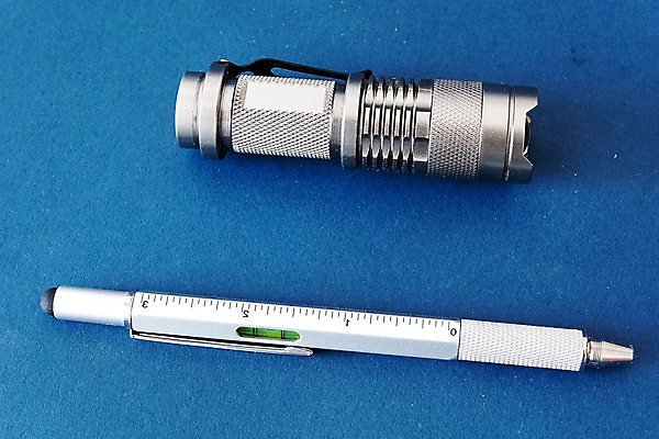 포토 JPG 해외이미지 디자인 교육 종이 백그라운드 크리스마스 비즈니스 전구 공 표시 추상 문구용품 잉크 사람없음 장식 빛 세트 컬러풀 사무실 연필 펜 볼펜 우주 금속 축제 공백 장비 회색 광선 흰색 축하 손전등 점 은색 상품 오브젝트 사인 분수 신분 서명 빛망울 목업 해외202008 해외포토 기념일 컬러 컨셉 무늬 재질 학용품 조명 필기구 파일형식