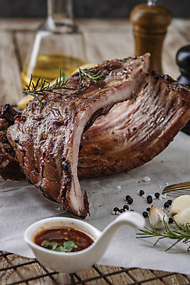 포토 JPG 해외이미지 접시 음식 토마토 채소 감자 육류 돼지고기 스테이크 요리 사람없음 목재 빨간색 초록색 식당 식사 저녁식사 어둠 소고기 튀김 시골 신선 뜨거움 그릴 바비큐 자르기 굽기 허브 향신료 매움 후추 로즈메리 갈비뼈 훈제 점심식사 맛있는 해외202008 해외포토 나무 식물 식기 컬러 식재료 재료 모션 주방용품 뼈 서양음식 상점 맛 구이 향미료 파일형식