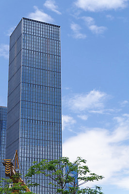 포토 JPG 해외이미지 나무 구름 외관 비즈니스 건축양식 창문 유리 하늘 주택 사람없음 건물 초록색 파란색 사무실 탑 고층빌딩 흰색 도시 도심 큼 해외202008 해외포토 자연요소 식물 건축물 건축 컬러 재질 빌딩 크기 파일형식