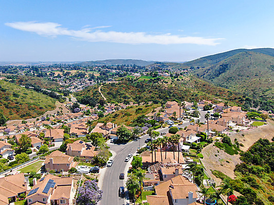 포토 JPG 해외이미지 도로 가족 자연 하늘 지붕 부동산 산 주택 풍경 잔디 사람없음 야외 초록색 도시풍경 계곡 미국 재산 큼 땅 번짐 캘리포니아 지역 커뮤니티 이웃 대출 개발 교외 똑같은 조감도 진짜 비용 해외202008 해외포토 식물 길 컬러 북아메리카 관계 교통시설 건물 금융 경제 도시 크기 생태계 파일형식 효과