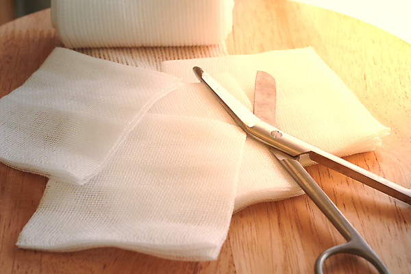 포토 JPG 해외이미지 손 백그라운드 손가락 건강 병원 사람없음 치료 약 고통 장비 환자 간호사 덮개 흰색 긴급 직물 잡기 면 도움 보호 상처 상품 구급차 사건 오브젝트 정사각형 붕대 롤 테이프 팔 외과 패드 고립 돌봄 위생관리 지원 살균 해외202008 해외포토 도형 감정 컬러 컨셉 의학 모션 자동차 문구용품 관리 신체부위 의료진 뚜껑 파일형식