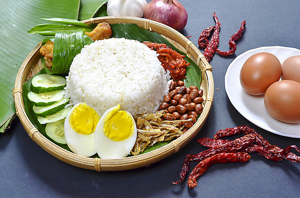 포토 JPG 해외이미지 전통 접시 아시아 문화 음식 백그라운드 잎 고추 밥 오이 바나나 요리 동양인 사람없음 계란 식사 치킨 튀김 흰색 아침식사 향신료 매움 향기 인도네시아 땅콩 지역 코코넛 말레이시아 싱가폴 인기 맛있는 해외202008 해외포토 식물 식기 나라 컬러 채소 과일 인종 알 견과류 맛 냄새 닭고기요리 향미료 파일형식