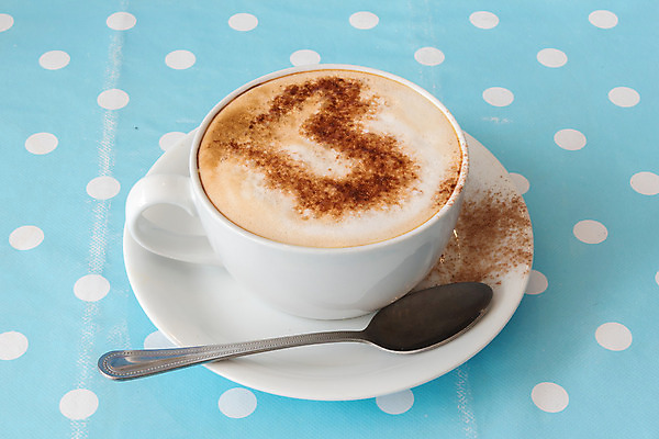 포토 JPG 해외이미지 실내 사람없음 물방울무늬 하트 커피잔 티스푼 컵받침 파란배경 카푸치노 시나몬가루 해외202008 해외포토 모양 커피 백그라운드 무늬 잔 내부 파란색 숟가락 가루 받침대 시나몬 파일형식