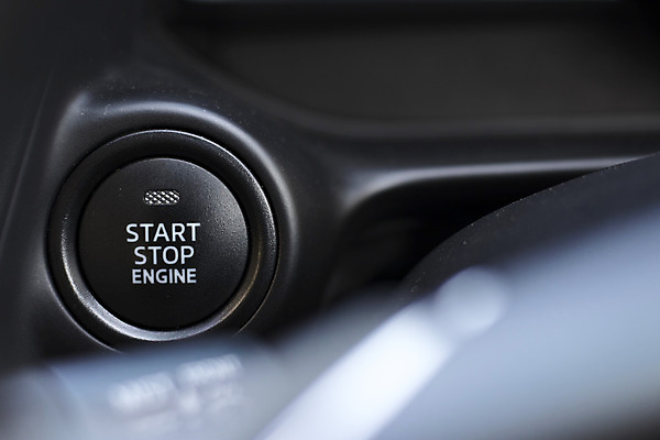 포토 JPG 해외이미지 디자인 교통시설 자동차 열쇠 사람없음 내부 라벨 검은색 힘 운전 판넬 원형 운전사 고급 닫기 심볼 묘사 사인 시작 회전 전자 언론 시스템 멀리 엔진 스위치 잡종 모터 계기판 그만 자동 점화 제어 해외202008 해외포토 도형 직업 육상교통 컬러 교통 컨셉 모션 프레임 시설 파일형식