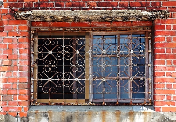 포토 JPG 해외이미지 모양 꽃무늬 창문 유리 벽돌 주택 프레임 사람없음 목재 반사 바 철 옛날 콘크리트 해외202008 해외포토 나무 꽃 무늬 재료 재질 건물 파일형식