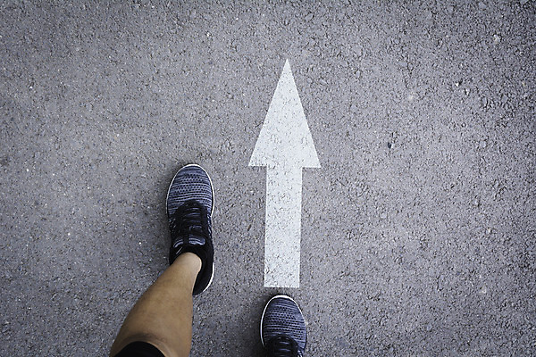 포토 JPG 해외이미지 직업 도로 길 여행 신발 컨셉 비즈니스 가이드 발 성공 화살 거리 바닥 3 서기 사람 사람없음 빨간색 파란색 여행객 산책 하이킹 보행로 선택 정상 질문 방향 교차로 심볼 타일 흔적 사인 시작 문제 바둑 단계 방법 잘못 해외202008 해외포토 컬러 교통시설 모션 놀이 레저 휴식 신체부위 파일형식