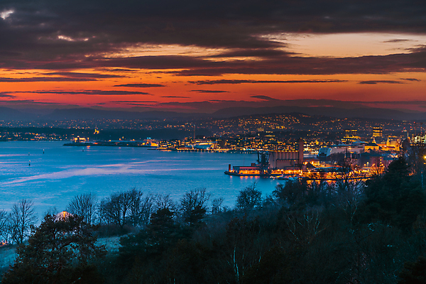 포토 JPG 해외이미지 구름 유럽 바다 섬 여행 건축양식 자연 하늘 노르웨이 사람없음 야외 건물 물 파란색 빛 도시풍경 컬러풀 태양 평화 일출 항구 황혼 일몰 추위 도시 만 황금 저녁 스카이라인 넘어짐 다도해 스칸디나비아 오슬로 피오르 해외202008 해외포토 자연요소 건축물 건축 나라 컬러 컨셉 교통시설 모션 풍경 노을 야간 생태계 지형 파일형식