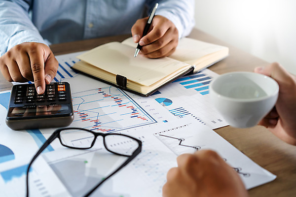 포토 JPG 해외이미지 남자 돈 비즈니스 그래프 설계 한명 사람 성인 금융 경제 컴퓨터 계산기 비즈니스맨 계산 분석 회계 계산서 세금 성인남자한명만 해외202008 해외포토 1 컨셉 문구용품 전자제품 장비 직장인 재산 남자한명만 성인남자만 파일형식