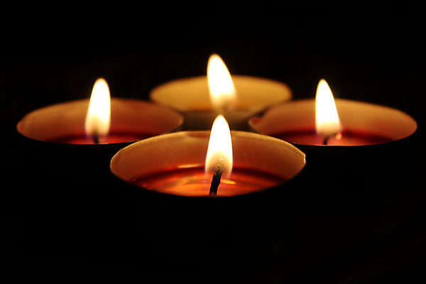 포토 JPG 해외이미지 백그라운드 크리스마스 촛불 불 따뜻함 사랑 사람없음 장식 빛 검은색 어둠 축하 그룹 야간 작음 오브젝트 장면 연소 고립 왁스 해외202008 해외포토 자연요소 기념일 감정 컬러 컨셉 초 크기 파일형식