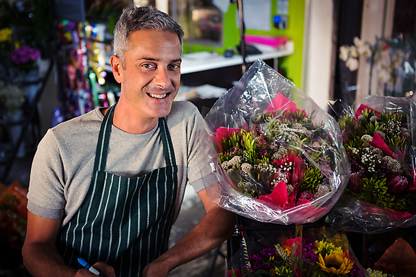 포토 JPG 해외이미지 백인 남자 꽃 실내 한명 미소 성인 30대 기댐 앞치마 꽃집 성인남자한명만 해외202008 해외포토 서양인 식물 1 모션 표정 사람 내부 장년 상점 남자한명만 성인남자만 파일형식