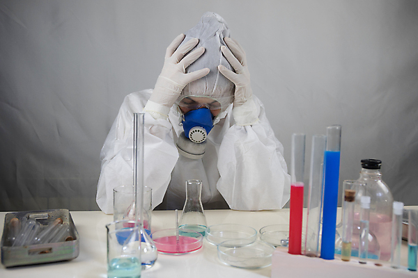 포토 JPG 해외이미지 여자 피곤 실험기구 한명 성인 앞모습 좌절 감싸기 방독면 성인여자한명만 방호복 신약개발 해외202008 해외포토 1 옷 감정 뷰포인트 과학 컨셉 모션 마스크 사람 개발 여자한명만 성인여자만 파일형식 신약_의학