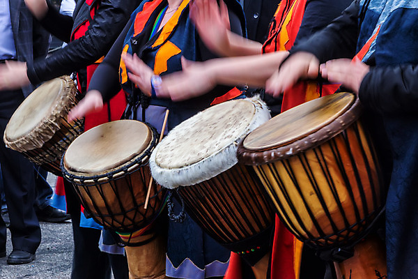 포토 JPG 해외이미지 전통 옷 도로 음악 포즈 노래 휴가 타악기 거리 기념 사람 이벤트 여러명 사람없음 축제 공연 기쁨 음악가 비행 축하 춤 도시 악단 그룹 중세 복고 드럼 일반 독립 드러머 전국 행진 해외202008 해외포토 직업 감정 길 악기 다수 컨셉 교통시설 모션 문화예술 역사 파일형식