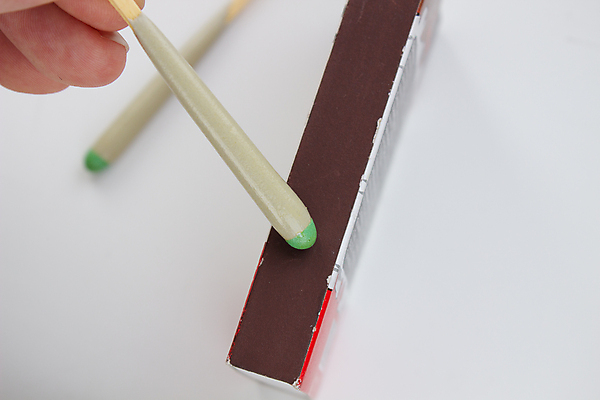 포토 JPG 해외이미지 나무 종이 백그라운드 컨셉 불꽃 안전 경기 사람없음 목재 세트 상자 머리 여행객 보라색 장비 흰색 공구 뜨거움 그룹 닫기 숲 위험 모닥불 성냥 오브젝트 흰배경 사냥 녹색배경 연소 고립 특별함 화상 생존 해외202008 해외포토 식물 스포츠 컬러 재료 모션 불 사람 신체부위 초록색 도구 상처 파일형식