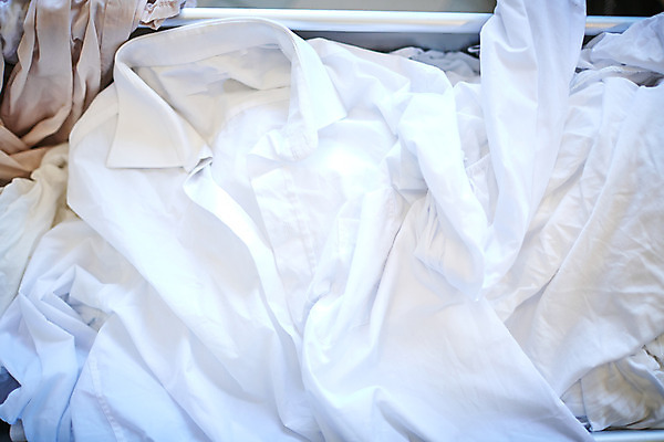 포토 JPG 해외이미지 직업 옷 산업 호텔 건조 사람 사람없음 빨간색 수건 쌓기 금속 기계 공구 직물 업무 빨래 철 오브젝트 서비스 시설 상업 롤 롤러 언론 시트 옛날 철강 해외202008 해외포토 컬러 가사 모션 재질 숙소 위생용품 도구 작업 파일형식