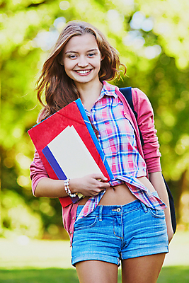 포토 JPG 해외이미지 나무 식물 백인 모델 학생 공원 여자 교육 유럽 종이 반바지 학교 한명 미소 사람 성인 야외 책 초록색 여름 금발 유행 가을 흰색 잡기 천 날씬함 신학기 대학교 문서 폴더 해외202008 해외포토 서양인 1 헤어스타일 계절 공공시설 나라 컬러 바지 모션 표정 직물 몸매 파일 파일형식