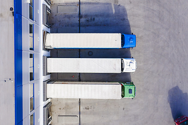 포토 JPG 해외이미지 외관 산업 비즈니스 공장 교통시설 사람없음 파란색 노란색 문 화물 만 상품 배송 창고 서비스 시작 대문 상업 수납 짐차 분배 해외202008 해외포토 컬러 교통 공업 자동차 운송업 시설 파일형식