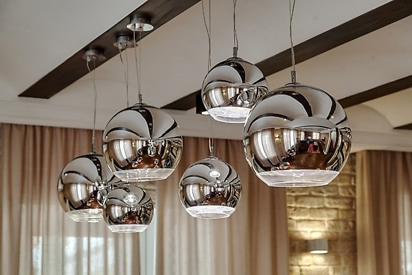 포토 JPG 해외이미지 디자인 벽 백그라운드 전구 공 유리 주택 미술 사람없음 내부 장식 빛 반사 금속 방 흰색 원형 우아함 오브젝트 천장 고립 스타일 해외202008 해외포토 도형 컬러 컨셉 재질 문화예술 건물 파일형식