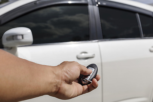 포토 JPG 해외이미지 1 손 남자 백그라운드 비즈니스 손가락 교통시설 자동차 열쇠 새로움 경고 안전 사람 사람없음 전자제품 문 검은색 장비 엄지손가락 흰색 잡기 오픈 운전사 플라스틱 서비스 잠금 보안 공포 시스템 멀리 주인 보험 대여 고립 임대 자동 제어 해외202008 해외포토 직업 육상교통 컬러 교통 컨셉 모션 재질 신체부위 경제 시설 파일형식