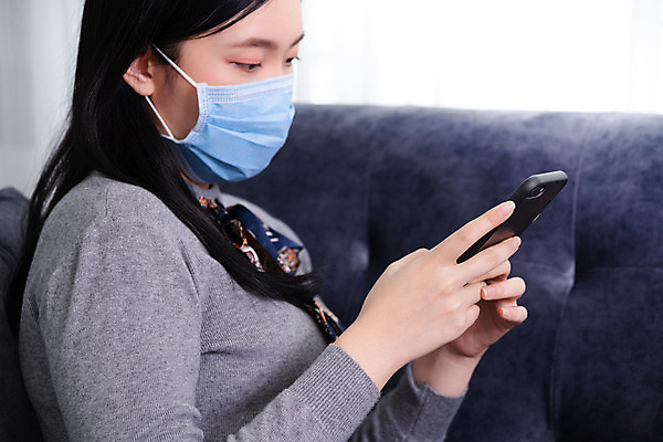 포토 JPG 해외이미지 라이프스타일 여자 행복 얼굴 인터넷 텍스트 통신 모바일 세포 건강 한명 안전 사람 성인 스마트폰 핸드폰 건강관리 잡기 메시지 호흡기관 바이러스 보호 질병 전화기 스마트 감염 문자메시지 전염병 해외202008 해외포토 1 감정 컨셉 의학 모션 관리 생활 신체부위 전자제품 스마트기기 장기_의학 파일형식