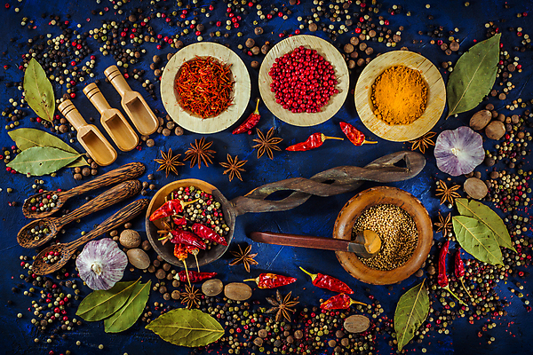 포토 JPG 해외이미지 잎 재료 탁자 종류 사람없음 여러개 양념 조미료 가루 허브 향신료 후추 카레 시나몬 강황 해외202008 해외포토 식물 음식 가구 다수 식재료 향미료 파일형식
