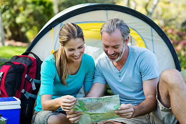 포토 JPG 해외이미지 주간 백인 커플 여자 남자 행복 지도 배낭 휴식 함께함 텐트 사랑 앉기 상반신 성인 야외 두명 앞모습 30대 캠핑 지도보기 성인만 해외202008 해외포토 자연요소 서양인 감정 뷰포인트 컨셉 가방 관계 모션 레저 캠핑도구 사람 장년 파일형식