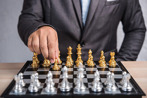 포토 JPG 해외이미지 손 조각 컨셉 생각 비즈니스 모션 놀이 성공 사람없음 검은색 힘 경쟁 도전 게임 우승 비즈니스맨 체스 계획 대표 왕 전략 경영 지능 플레이어 필승 해외202008 해외포토 남자 컬러 신체부위 최고 직장인 파일형식