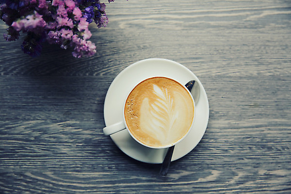 포토 JPG 해외이미지 꽃 실내 사람없음 하이앵글 커피잔 티스푼 컵받침 나무바닥 카푸치노 라떼아트 해외202008 해외포토 식물 커피 뷰포인트 잔 바닥 내부 숟가락 받침대 그림 라떼 파일형식