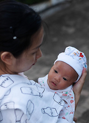 포토 JPG 해외이미지 라이프스타일 여자 딸 행복 어린이 가족 자연 놀이 엄마 건강 사랑 사람 동양인 소년 야외 두명 초록색 부모 정원 아기 신생아 잡기 돌봄 뒤뜰 해외202008 해외포토 남자 감정 컬러 관계 모션 인종 생활 생태계 파일형식