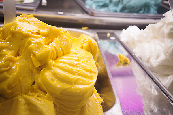 포토 JPG 해외이미지 음식 조각 백그라운드 다이어트 아이스크림 디저트 사람없음 여름 갈색 초콜릿 냉동 얼음 이탈리아 우유 추위 흰색 신선 사발 달콤 맛 상품 크림 국자 칼로리 고립 바닐라 전문 젤라또 피스타치오 맛있는 해외202008 해외포토 자연요소 계절 유럽 컬러 컨셉 주방용품 유제품 건강 견과류 사기그릇 파일형식