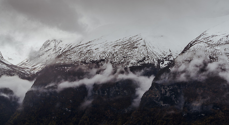 포토 JPG 해외이미지 구름 유럽 여행 자연 하늘 산 파노라마 풍경 경사 사람없음 여름 환경 계곡 등산 트래킹 하이킹 안개 바위 시골 황무지 고도 언덕 산등성이 서리 알프스 북쪽 웅장함 절정 해외202008 해외포토 자연요소 계절 나라 레저 날씨 촬영기법 돌_바위 방향 생태계 파일형식