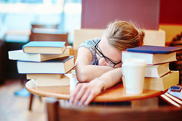 포토 JPG 해외이미지 백인 여자 청소년 실내 한명 상반신 앞모습 10대 학습 카페 졸음 커피잔 책더미 십대여자한명만 안경낌 카공족 해외202008 해외포토 서양인 1 교육 감정 안경 커피 뷰포인트 잔 사람 내부 책 상점 신조어 무더기 약어 여자한명만 십대여자만 파일형식