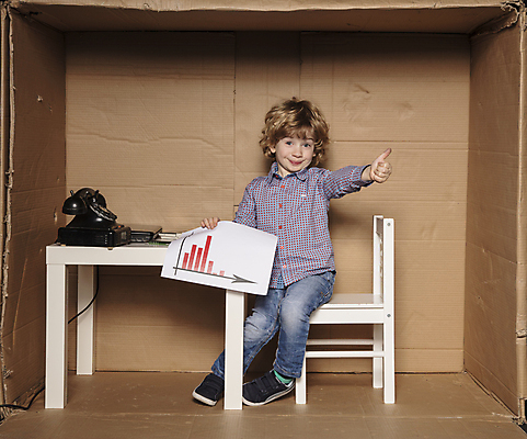 포토 JPG 해외이미지 전신 응시 남자 어린이 비즈니스 한명 들기 앉기 소년 앞모습 상자 사무실 기쁨 최고 업무 비즈니스맨 작음 만족 경영자 투자 따봉 보여주기 서명 경영 소년만 소년한명만 해외202008 해외포토 1 시선 감정 뷰포인트 모션 사람 작업 직장인 크기 리더 남자만 남자한명만 어린이만 파일형식