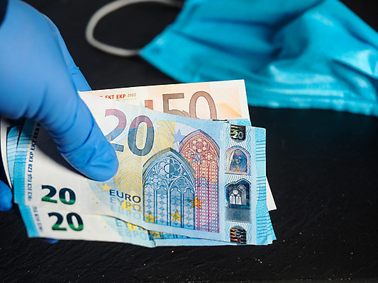 포토 JPG 해외이미지 손 유럽 장갑 돈 손가락 독일 건강 가면 사람없음 금융 경제 파란색 달러 동전 미국 이탈리아 금지 유로 프랑스 시장 질병 자르기 잠금 대출 빚 라텍스 예산 우울증 위기 유럽연합 자금 제어 유대감 해외202008 해외포토 잡화 나라 컬러 북아메리카 의학 모션 신체부위 재산 보안 파일형식