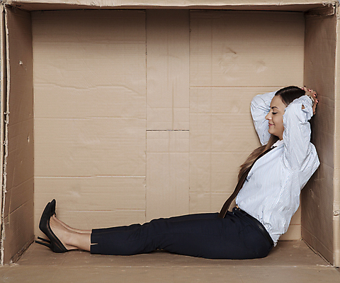 포토 JPG 해외이미지 전신 백인 여자 한명 앉기 성인 옆모습 상자 사무실 비즈니스우먼 갇힘 답답함 성인여자한명만 해외202008 해외포토 서양인 1 뷰포인트 비즈니스 모션 사람 직장인 감각 여자한명만 성인여자만 파일형식