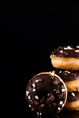 포토 JPG 해외이미지 음식 백그라운드 디저트 사탕 사람없음 장식 컬러풀 쌓기 케이크 탑 초콜릿 검은색 어둠 빵집 대접 원형 도넛 달콤 맛 아침식사 뿌리기 땅콩 토핑 칼로리 반투명 페스츄리 카피스페이스 프로스팅 맛있는 해외202008 해외포토 도형 건축물 빵 컬러 컨셉 모션 상점 식사 공백 견과류 제빵 파일형식