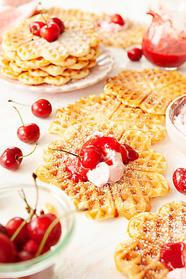 포토 JPG 해외이미지 디저트 사람없음 하트 체리 크림 와플 해외202008 해외포토 모양 음식 과일 파일형식