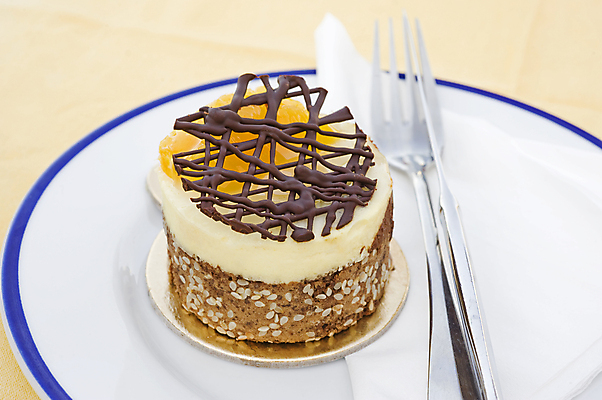 포토 JPG 해외이미지 식기 접시 음식 포크 과일 디저트 사람없음 케이크 식당 초콜릿 식사 견과류 흰색 칼 달콤 푸딩 타르트 해외202008 해외포토 빵 컬러 상점 맛 파이_빵 파일형식