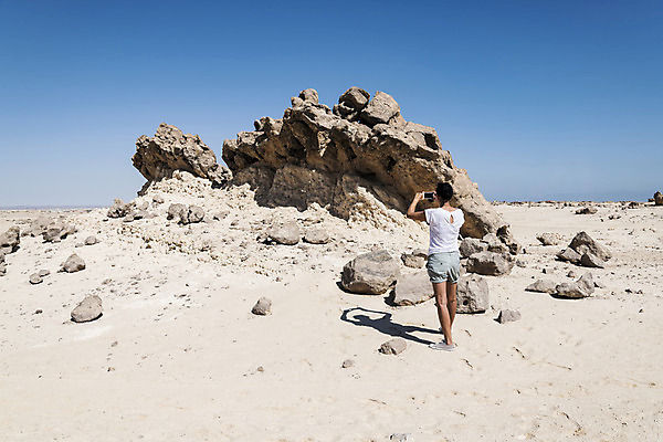 포토 JPG 해외이미지 커플 여자 행복 아시아 여행 중동 배낭 건조 미술 한명 성인 파란색 친구 갈색 카메라 환경 정원 놀람 사막 탐험 시골 체험 그룹 지역 아라비아 탐사 고고학 지질학 전후 해외202008 해외포토 1 교육 감정 나라 컬러 컨셉 가방 관계 문화예술 표정 사람 전자제품 비교 파일형식
