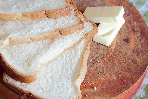 포토 JPG 해외이미지 음식 빵 조각 백그라운드 탁자 주택 건강 사람없음 목재 갈색 노란색 식사 저녁식사 빵집 껍질 흰색 신선 칼 닫기 맛 큼 낟알 밀 굽기 먹기 정사각형 슬라이스 반죽 밀가루 버터 장인 덩어리 DIY 내추럴 소셜네트워크 이스트 핸드메이드 해외202008 해외포토 도형 나무 컬러 가구 컨셉 재료 모션 곡류 취미 건물 상점 크기 가루 구이 파일형식