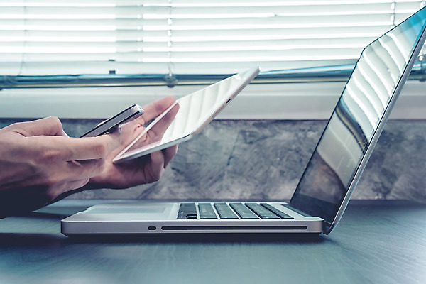 포토 JPG 해외이미지 손 남자 인터넷 비즈니스 통신 손가락 탁자 직장 성인 사람없음 노트북 스마트폰 컴퓨터 사무실 알약 모니터 장비 업무 작업 네트워크 휴대용 책상 바쁨 구성 프리랜서 해외202008 해외포토 직업 가구 회사 사람 신체부위 전자제품 핸드폰 스마트기기 약 오브젝트 파일형식