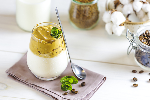 포토 JPG 해외이미지 커피 음료 음식 백그라운드 유리 탁자 디저트 주택 한국 건강 사람없음 컵 여름 갈색 유행 초콜릿 얼음 거품 카페 우유 추위 흰색 신선 그룹 달콤 맛 아침식사 시원함 크림 상쾌 라떼 모카 카페인 힙스터 맛있는 해외202008 얼림 해외포토 자연요소 식기 계절 패션 감정 아시아 컬러 가구 컨셉 재질 유제품 건물 상점 식사 파일형식