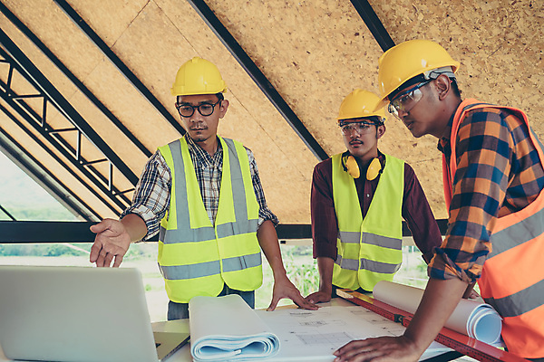 포토 JPG 해외이미지 백인 직업 디자인 남자 산업 비즈니스 건축양식 성공 노동자 직장 안전 사람 건물 세명 사무실 장비 업무 작업 비즈니스맨 그룹 엔지니어 재산 감독 계획 헬멧 건축가 땅 그림 경영자 청사진 공학 개발 건축업자 계약자 제어 콘크리트 프로젝트 해외202008 해외포토 서양인 건축물 교육 건축 컨셉 회사 금융 직장인 기술자 보호장비 계약 리더 파일형식