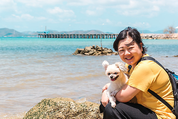 포토 JPG 해외이미지 한마리 여자 바다 여행 안기 한명 사람 앉기 상반신 성인 야외 옆모습 반려동물 개 성인여자한명만 해외202008 해외포토 동물 1 뷰포인트 포유류 모션 여자한명만 성인여자만 파일형식