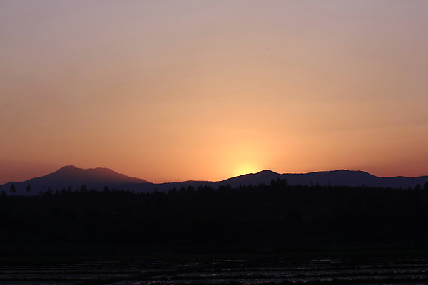 포토 JPG 해외이미지 2 자연 하늘 날씨 산 파노라마 풍경 사람없음 파란색 빛 태양 평화 일출 환경 보라색 얼음 침묵 고요 일몰 새벽 분위기 연기 서커스 매움 상승 심플 윤곽 문학 장면 설정 내추럴 넘어짐 절정 처음 수평선 막 해외202008 해외포토 자연요소 컬러 컨셉 모션 촬영기법 노을 소리 맛 생태계 파일형식