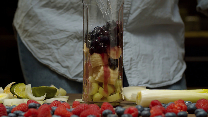 포토 JPG 해외이미지 라이프스타일 여자 열매 음료 음식 조각 컨셉 다이어트 채소 과일 유리 주택 바나나 건강 요리 사람 사람없음 내부 물 주방 에너지 붓기 닫기 몸무게 먹기 준비 만들기 산딸기 성분 스무디 영양분 적자 채식주의자 해외202008 해외포토 자연요소 식물 모션 재질 건물 생활 채식 파일형식